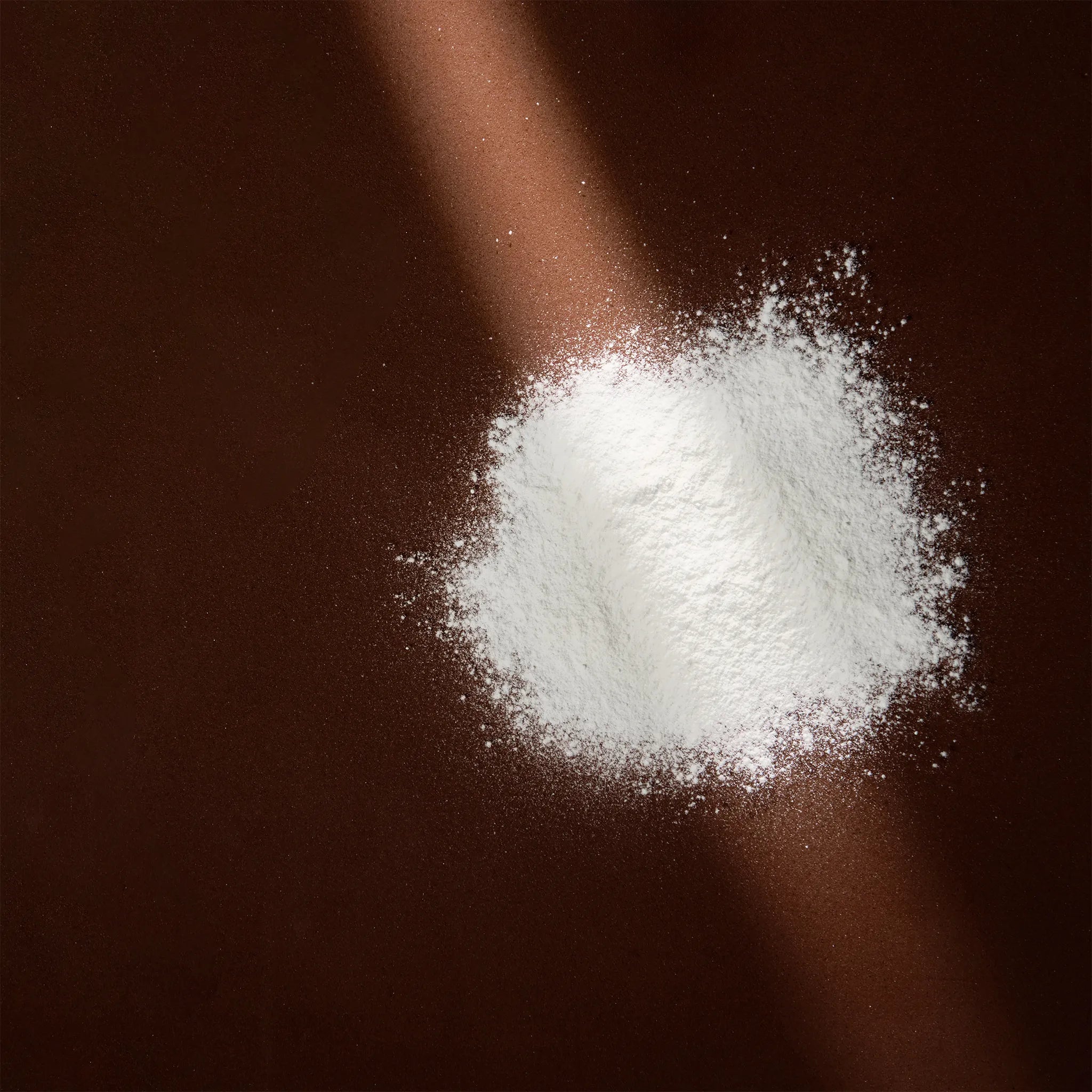 Arove Aerious Waterless Shampoo—fine white cleansing powder on a dark brown background
