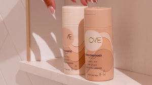 AROVE water-activated shampoo transforming from powder to cream on fingertips – clean, sustainable haircare visual